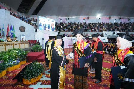 Unila Mewisuda 973 Mahasiswa Periode I TA 2025/2026